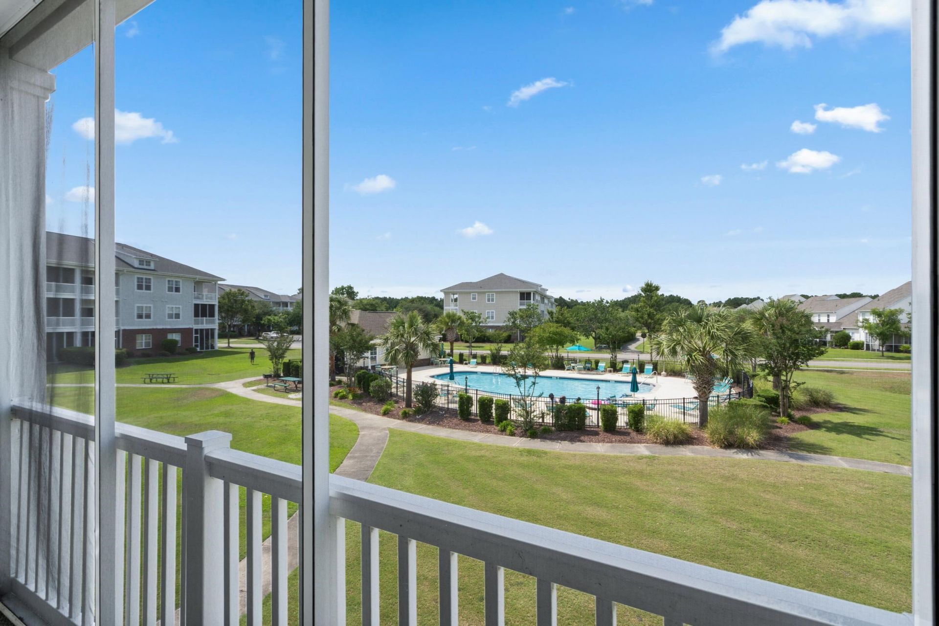 600 Heathrow Dr.  Photo 29