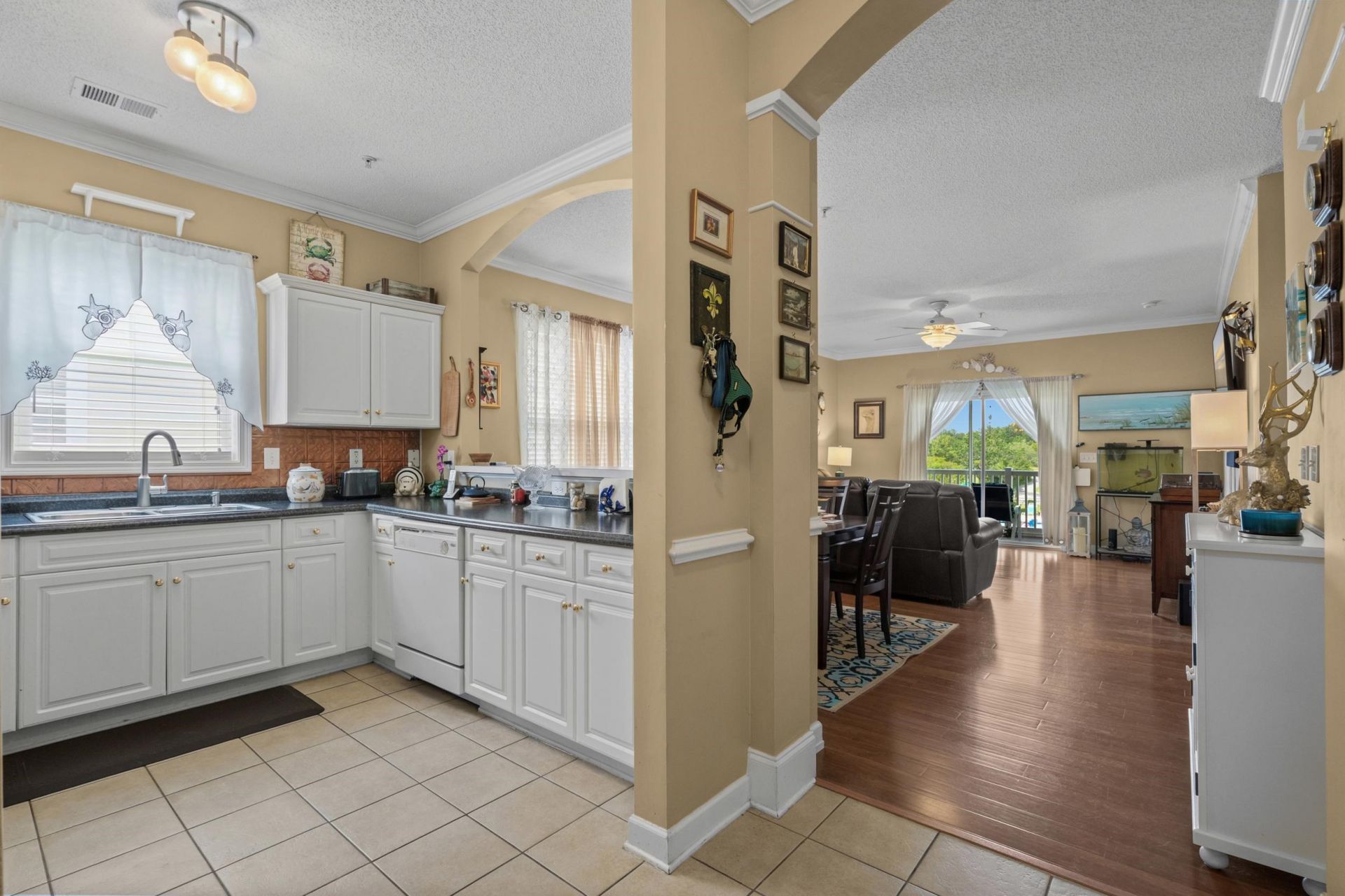 600 Heathrow Dr.  Photo 5