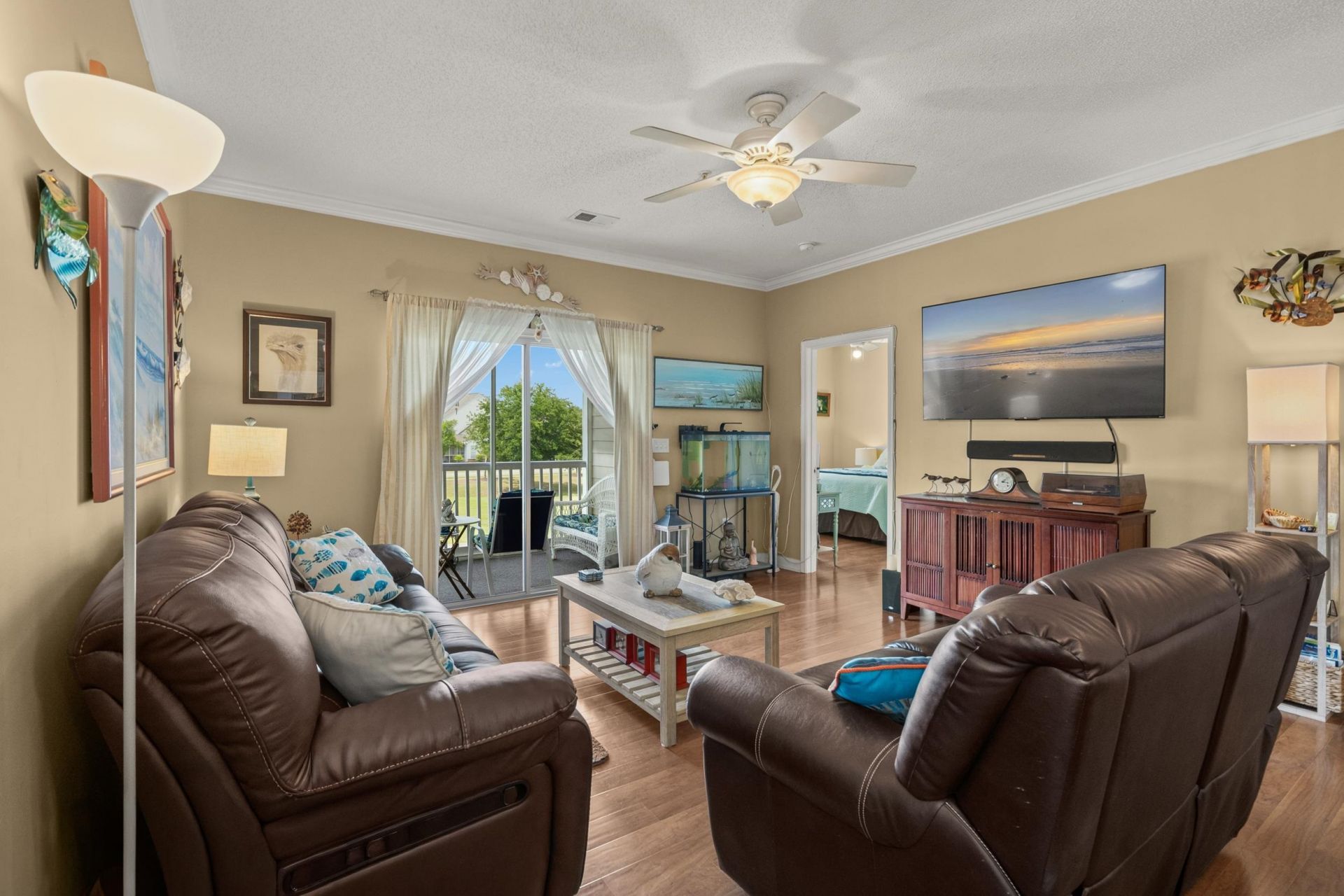 600 Heathrow Dr.  Photo 8