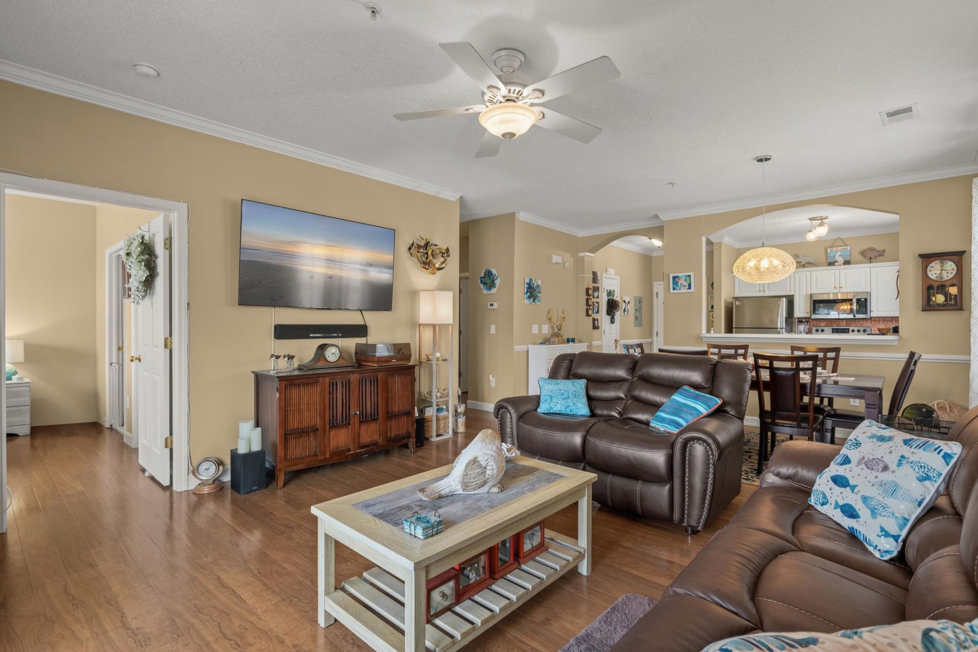 600 Heathrow Dr.  Photo 9