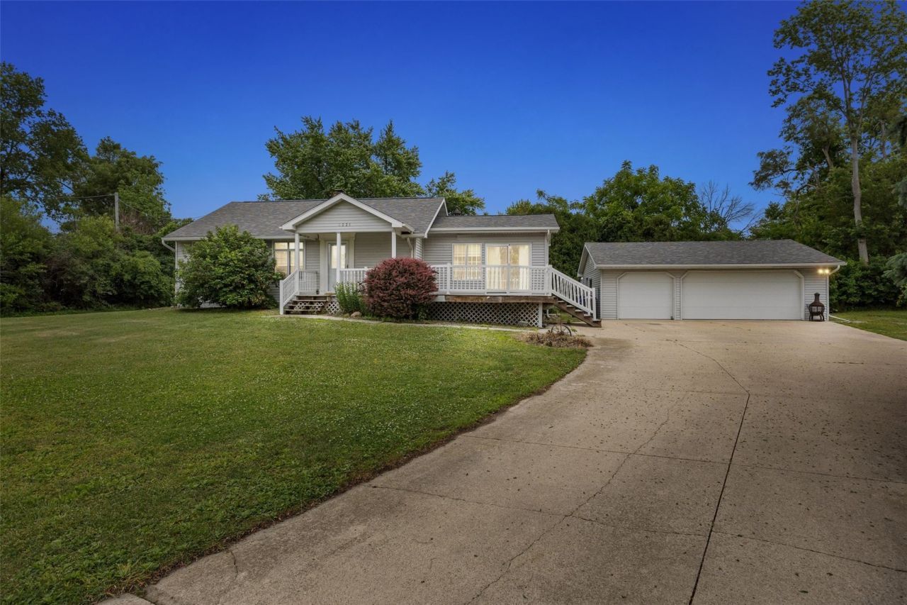 5221 Old Ely Road Sw, Cedar Rapids, IA 52404 Main Photo