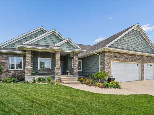 706 Jefferson Dr , Center Point, IA 52213