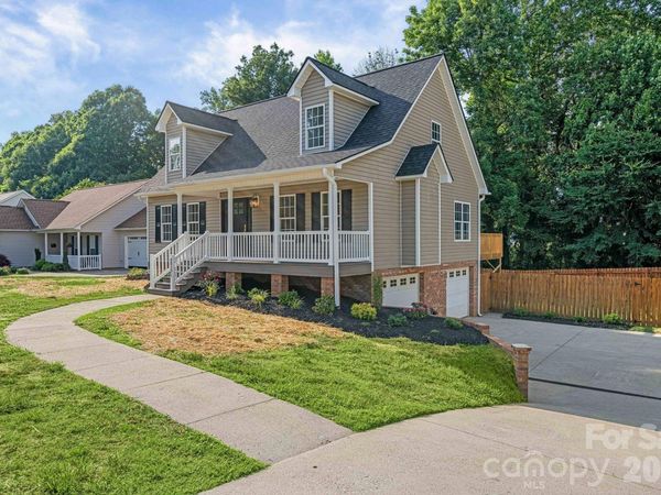 2751 Bridgeport Drive , Winston Salem, NC 27103