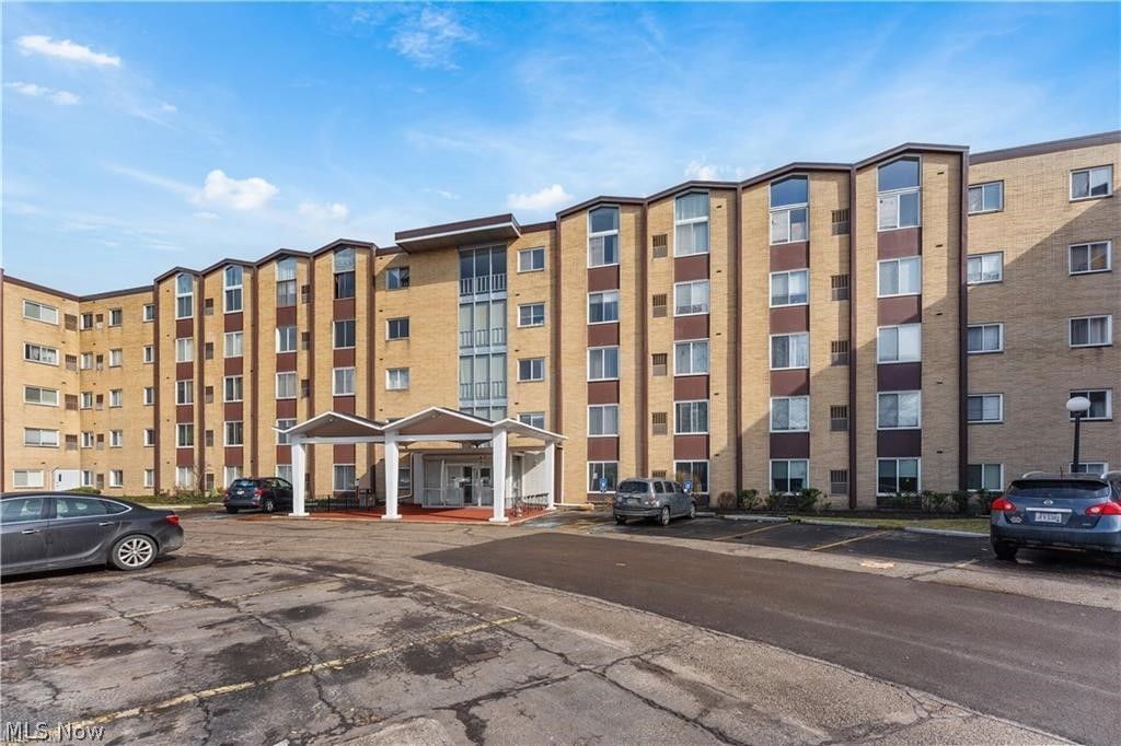 25735 Lorain Road, Unit 315, North Olmsted, OH 44070 Main Photo