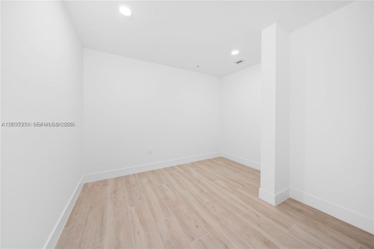 32 NW 14th Ave , Unit 4, Miami, FL 33125 Photo