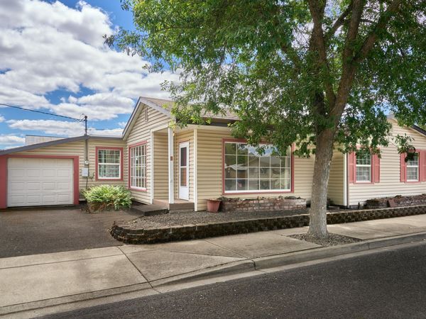 11 S Platt Avenue, Eagle Point, OR 97524