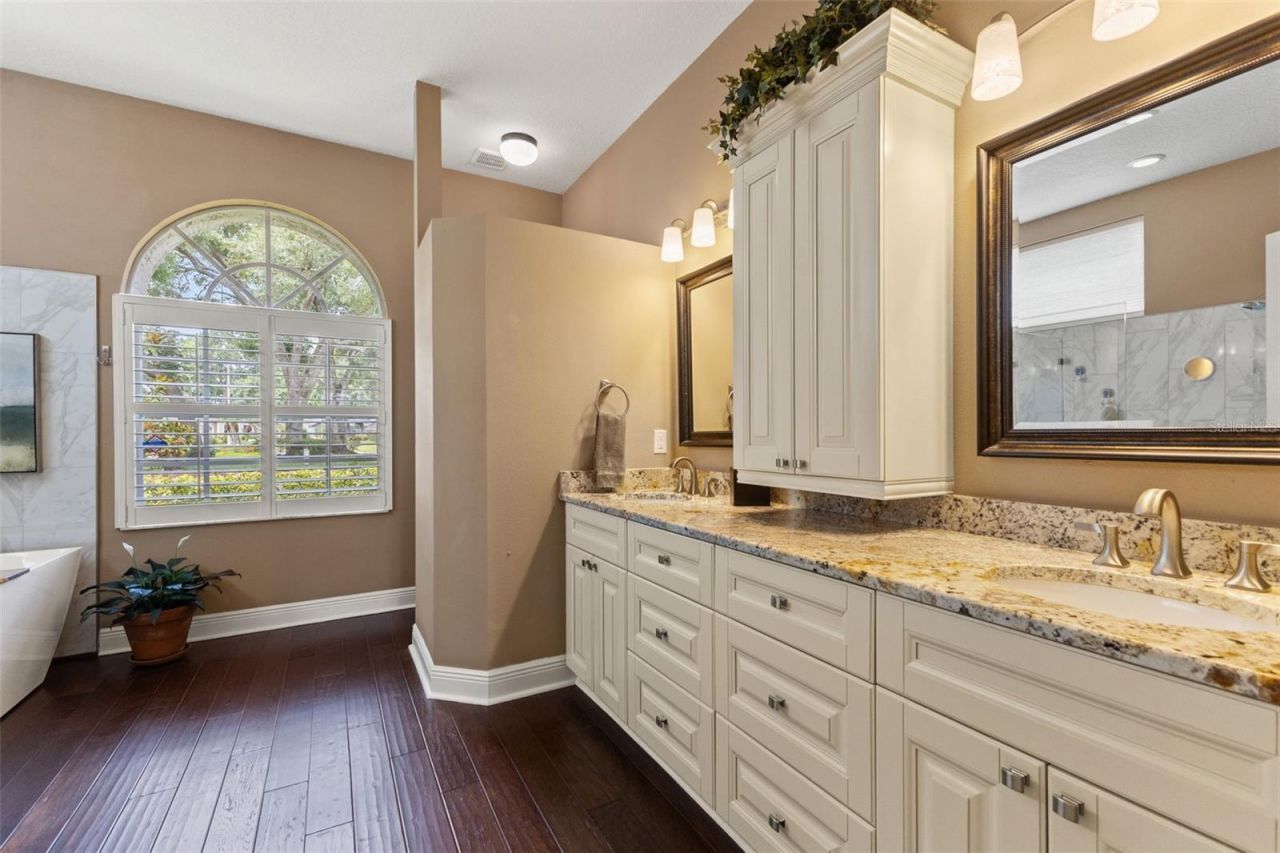 4315 Round Lake Court, Tampa, FL 33618 Photo