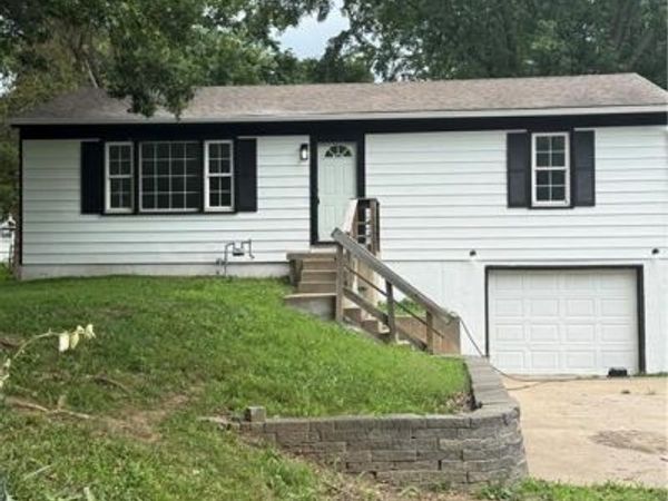 1813 N Farview Drive, Independence, MO 64058