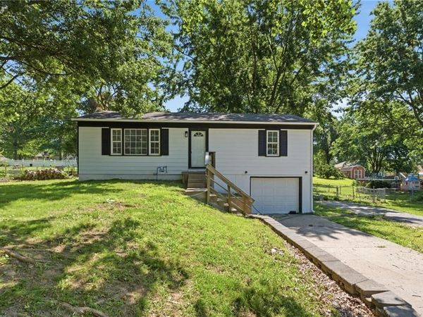1813 N Farview Drive, Independence, MO 64058