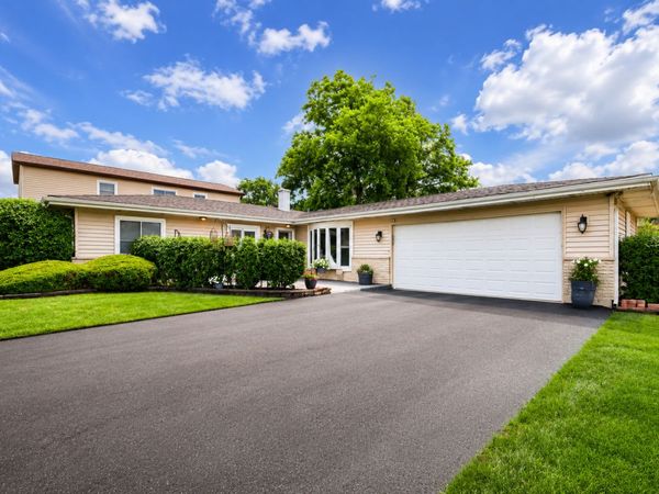 410 Manor Hill Lane , Lombard, IL 60148