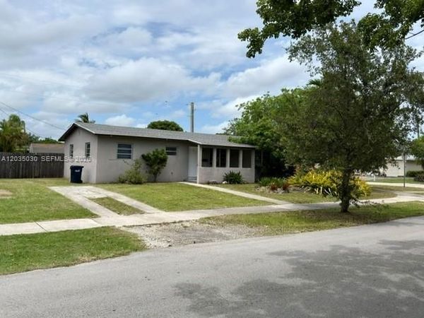 9815 Pan American Dr , Cutler Bay, FL 33189