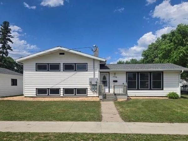 1536 10th Avenue N, Moorhead, MN 56560