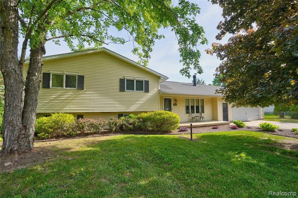 1055 E Hollywood Boulevard, Thetford Township, MI 48420 Main Photo