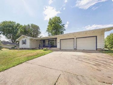 1516 Wellington Crescent, Faribault, MN 55021
