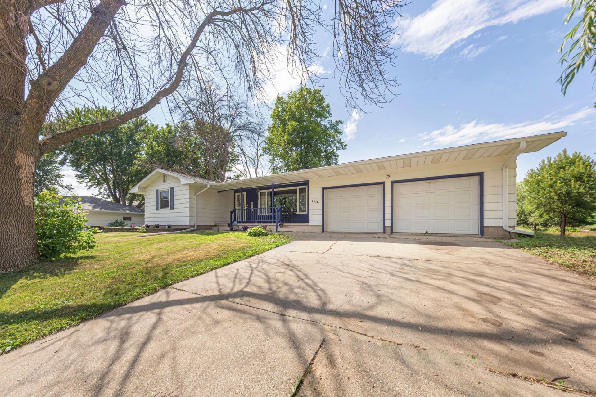 1516 Wellington Crescent, Faribault, MN 55021