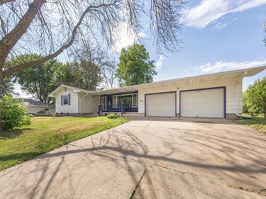 1516 Wellington Crescent, Faribault, MN 55021