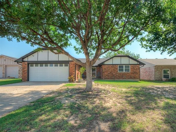 907 Ranchoak Court, Yukon, OK 73099