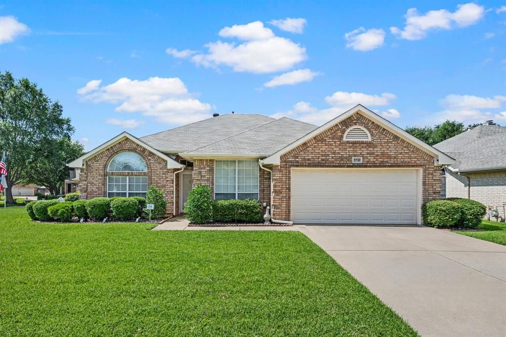 2732 Crystal Glenn Circle, Hurst, TX 76054 Main Photo