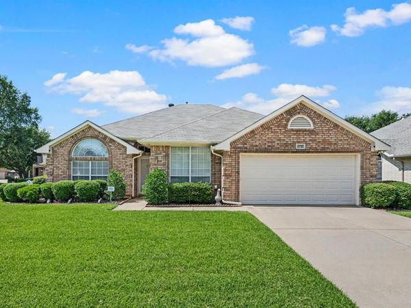 2732 Crystal Glenn Circle, Hurst, TX 76054