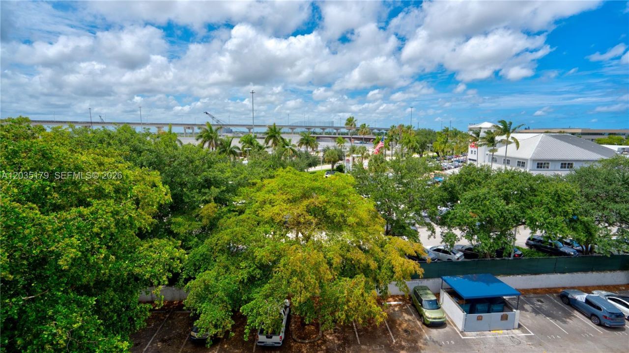 482 NW 165th St Rd , Unit A-605, Miami, FL 33169 Photo