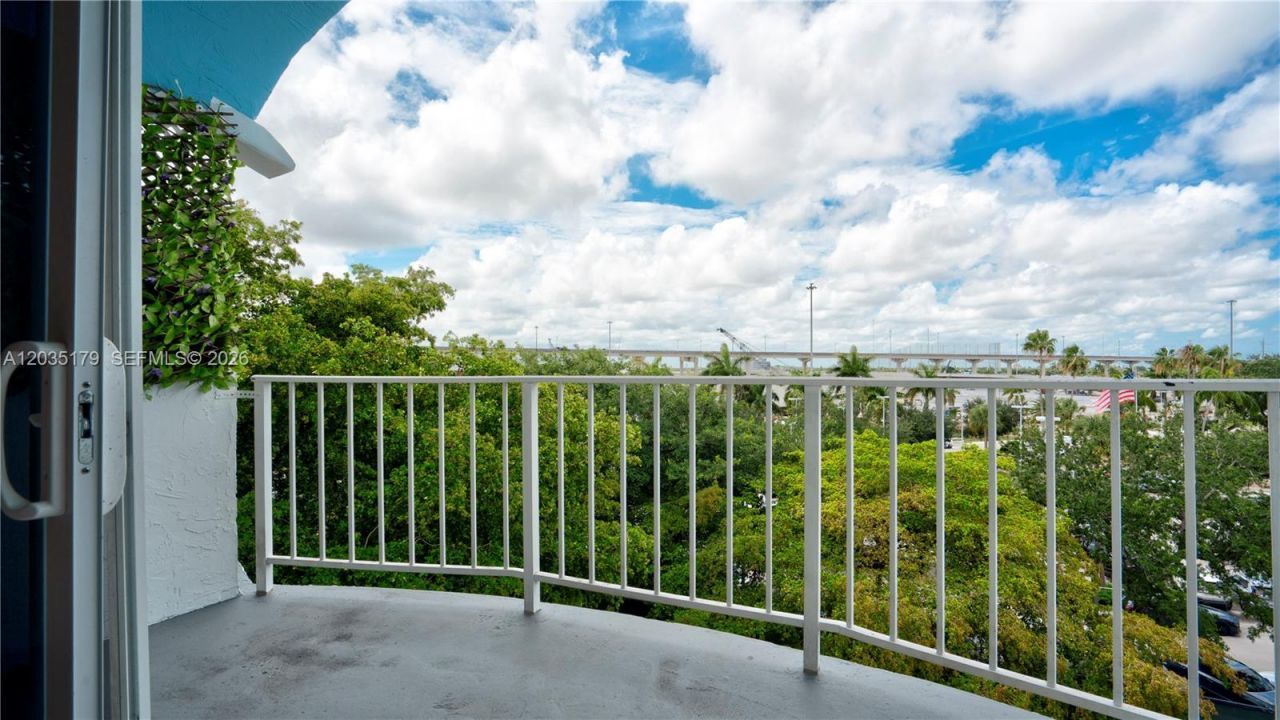 482 NW 165th St Rd , Unit A-605, Miami, FL 33169 Photo