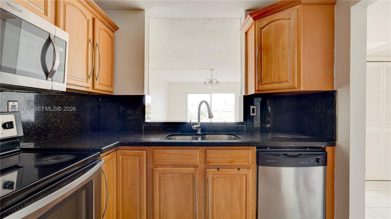 482 NW 165th St Rd , Unit A-605, Miami, FL 33169 Photo