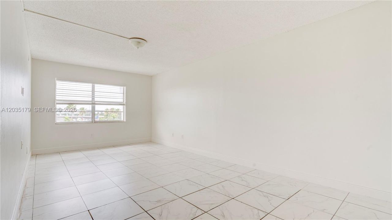 482 NW 165th St Rd , Unit A-605, Miami, FL 33169 Photo