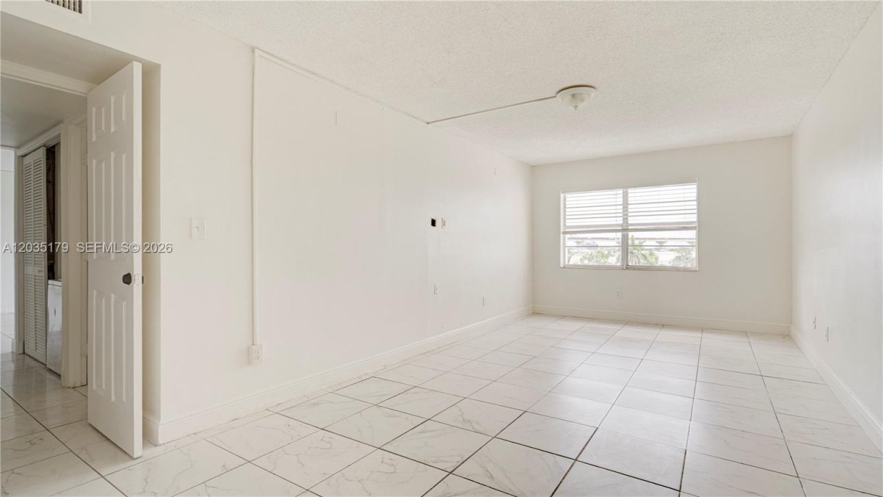 482 NW 165th St Rd , Unit A-605, Miami, FL 33169 Photo