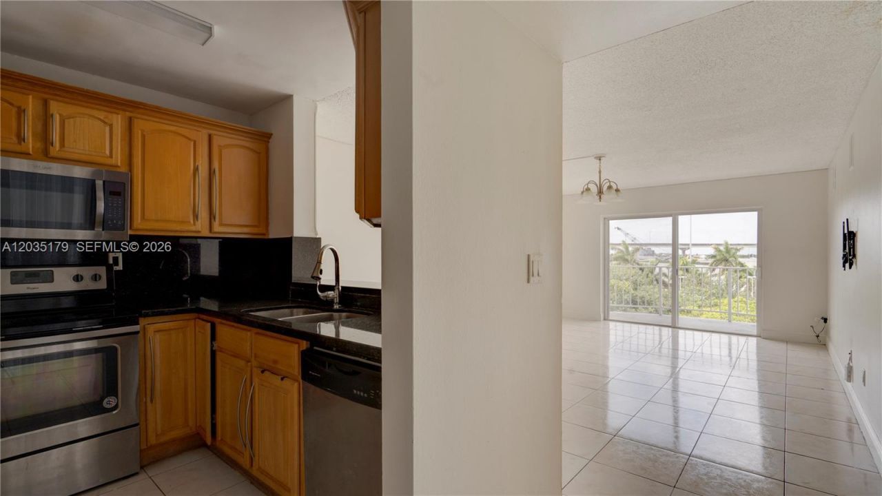 482 NW 165th St Rd , Unit A-605, Miami, FL 33169 Photo
