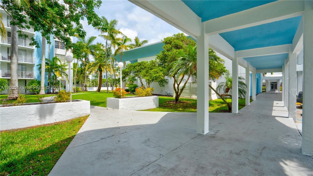 482 NW 165th St Rd , Unit A-605, Miami, FL 33169 Photo