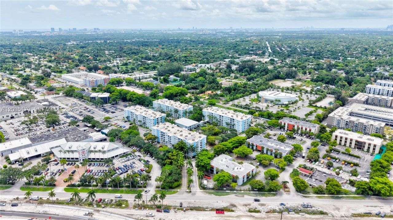 482 NW 165th St Rd , Unit A-605, Miami, FL 33169 Photo