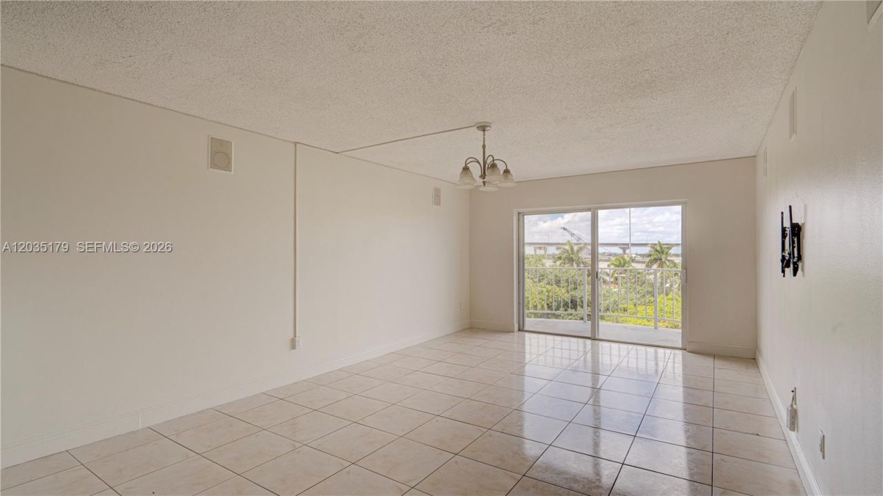 482 NW 165th St Rd , Unit A-605, Miami, FL 33169 Photo