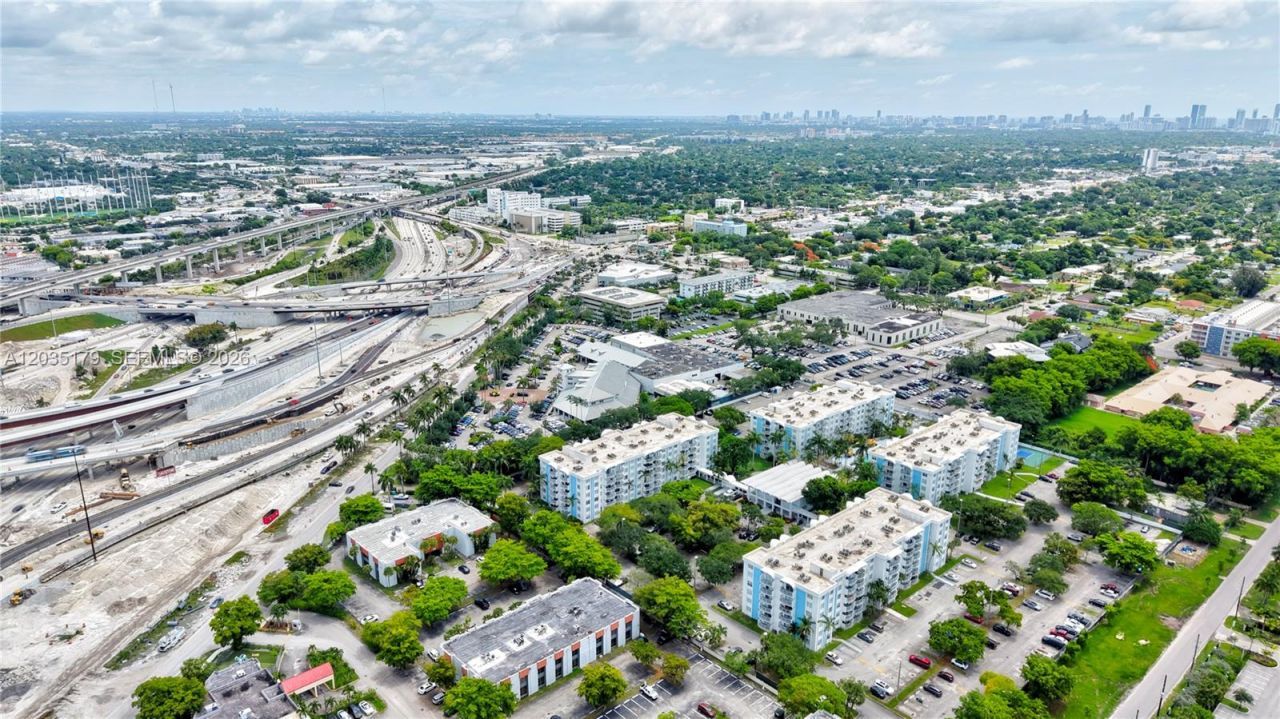 482 NW 165th St Rd , Unit A-605, Miami, FL 33169 Photo