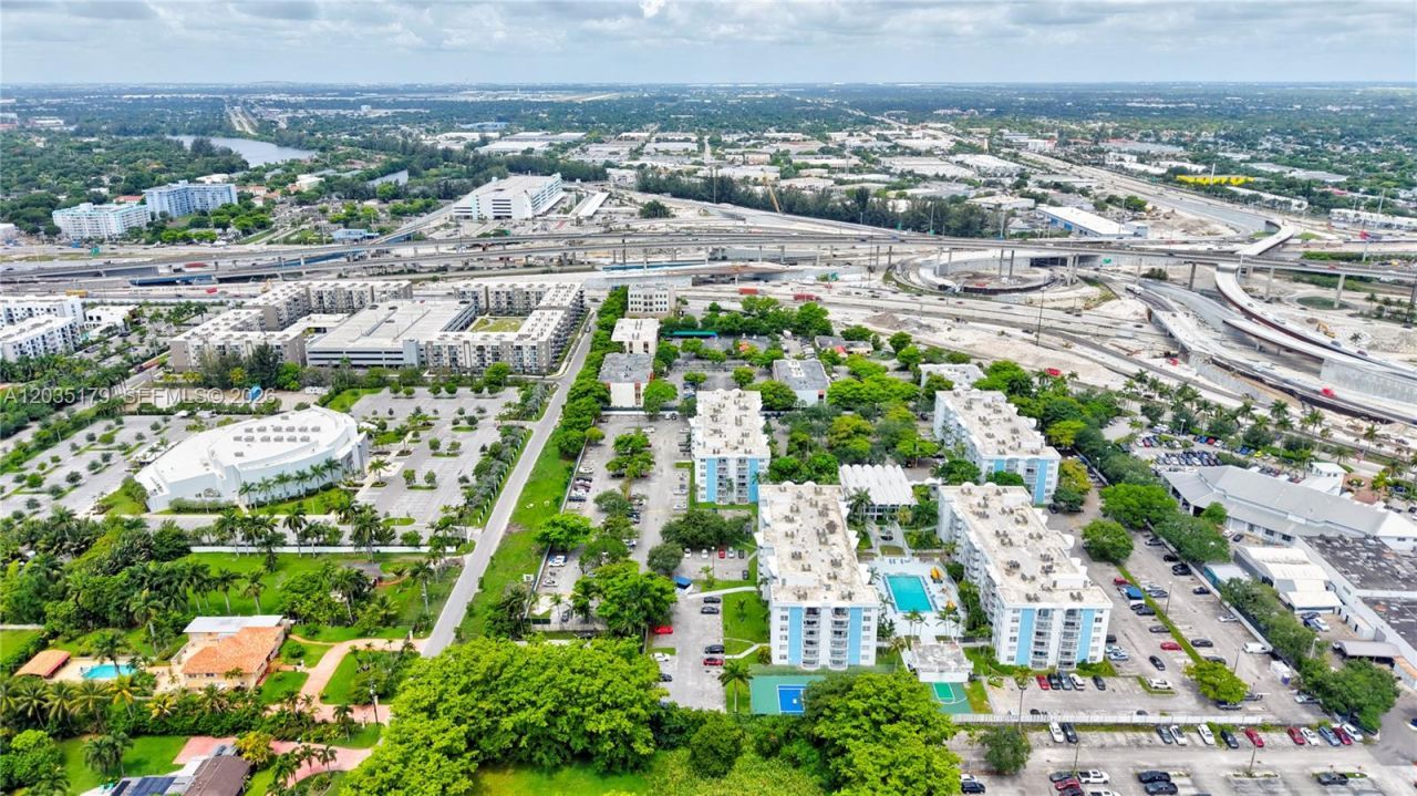 482 NW 165th St Rd , Unit A-605, Miami, FL 33169 Photo