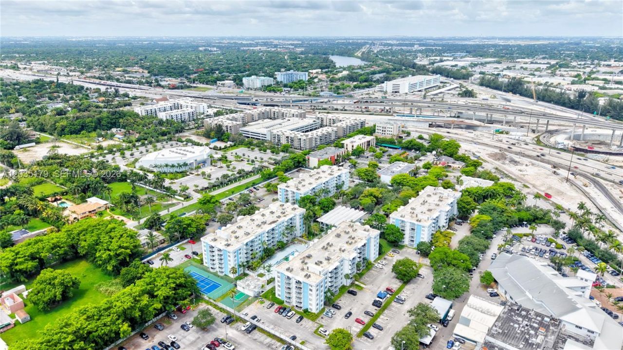 482 NW 165th St Rd , Unit A-605, Miami, FL 33169 Photo