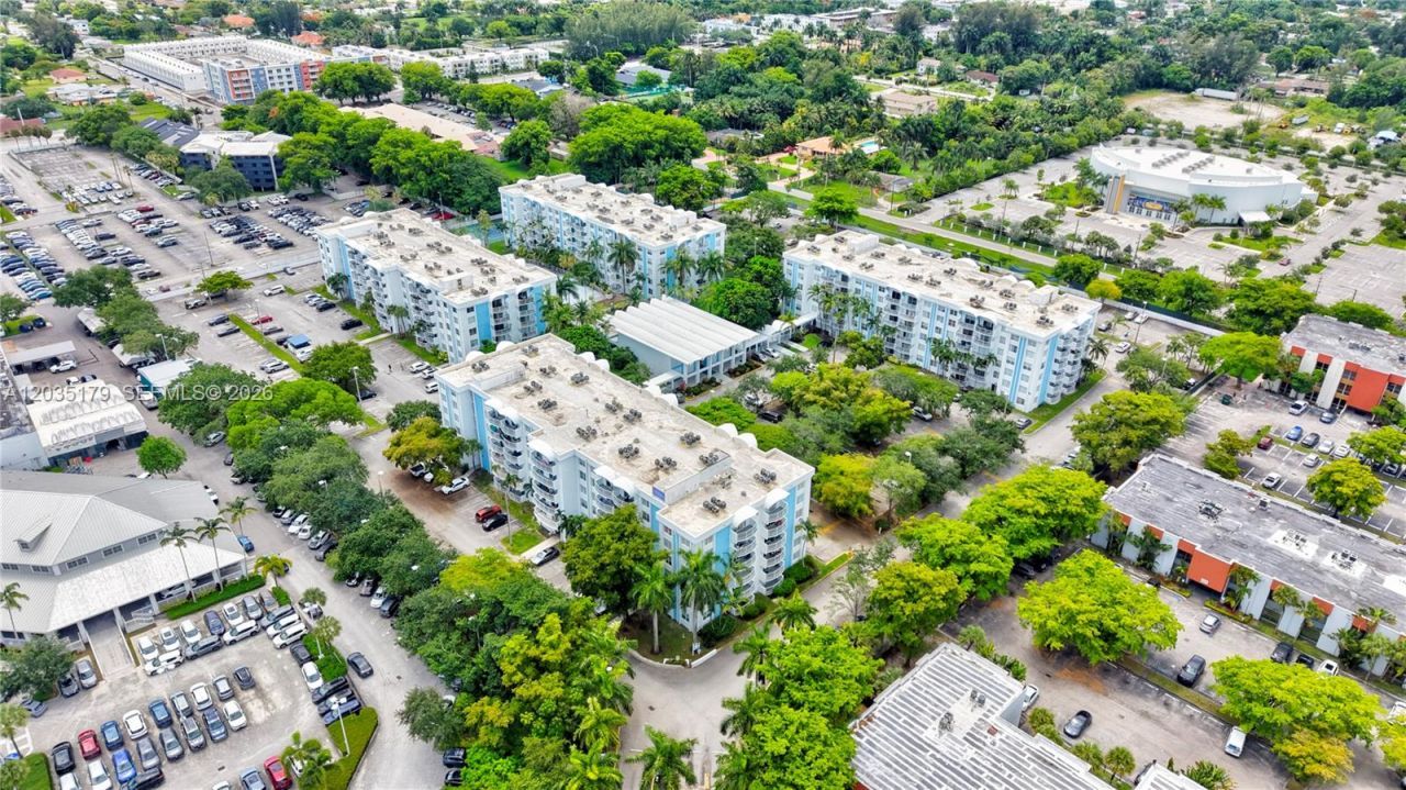 482 NW 165th St Rd , Unit A-605, Miami, FL 33169 Photo