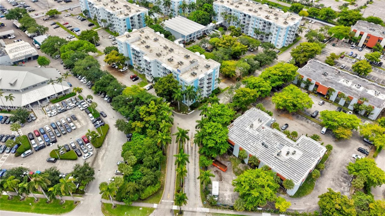 482 NW 165th St Rd , Unit A-605, Miami, FL 33169 Photo