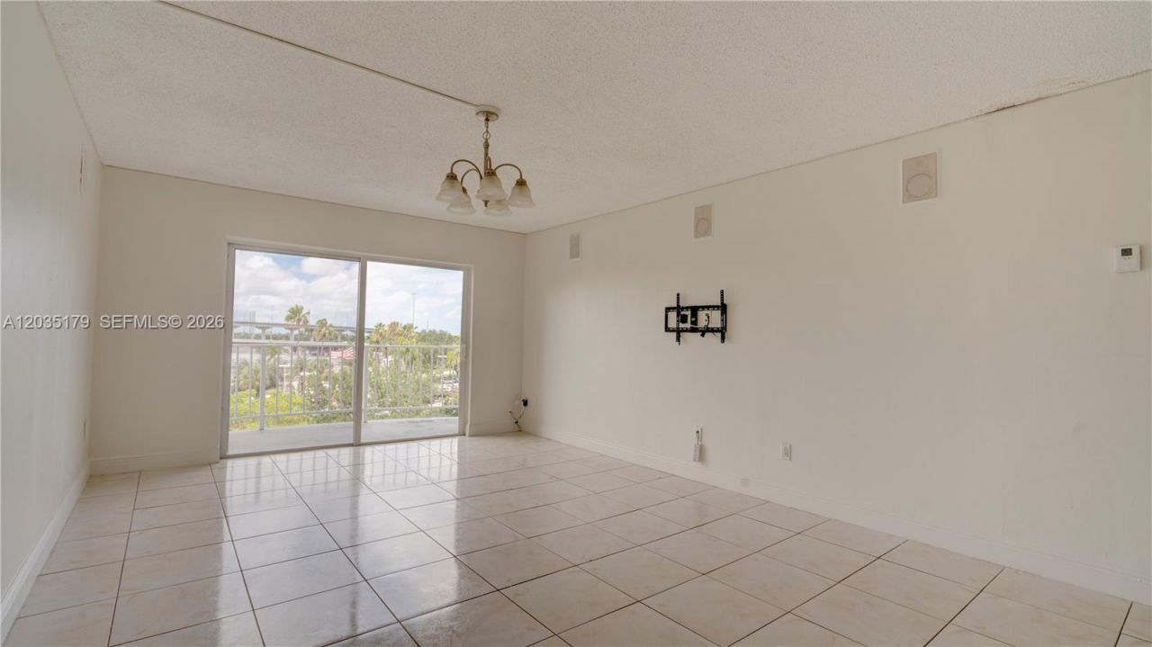 482 NW 165th St Rd , Unit A-605, Miami, FL 33169 Photo