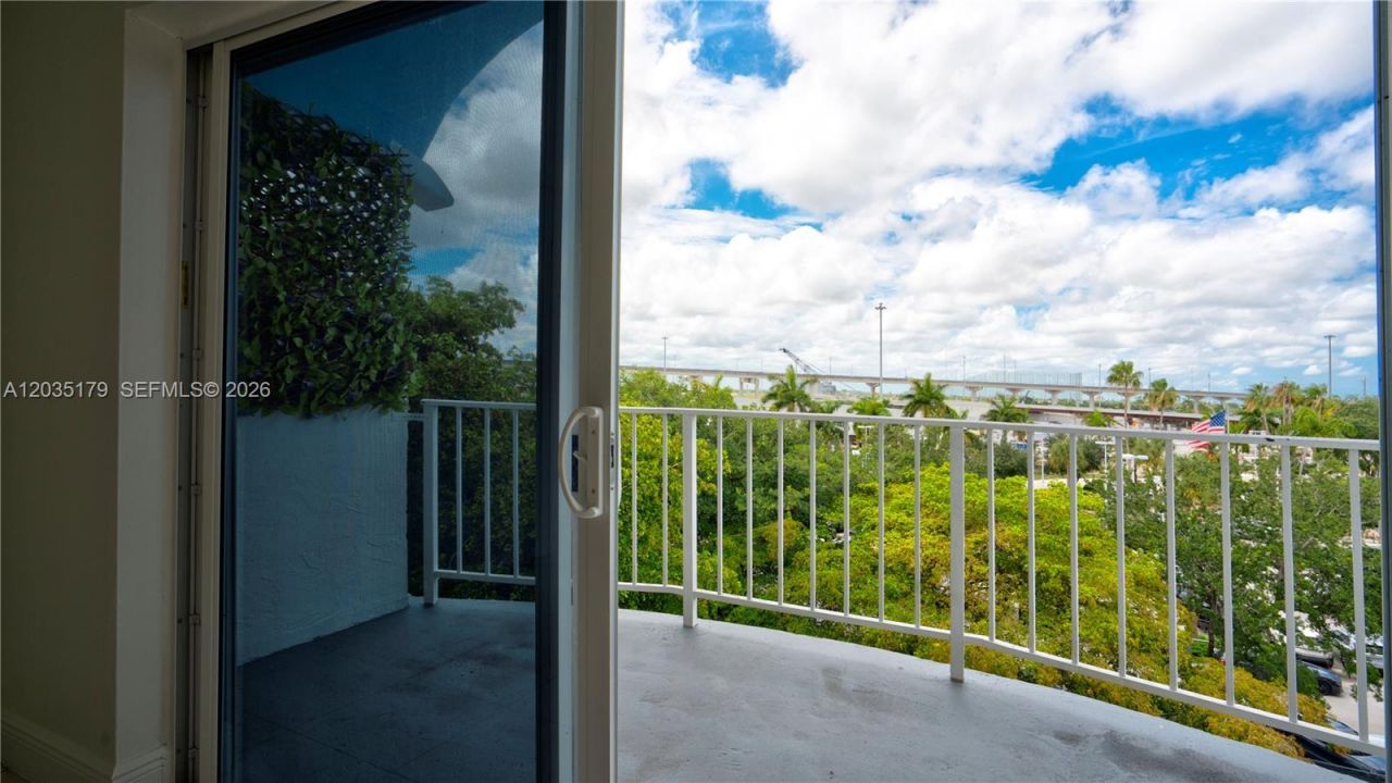 482 NW 165th St Rd , Unit A-605, Miami, FL 33169 Photo