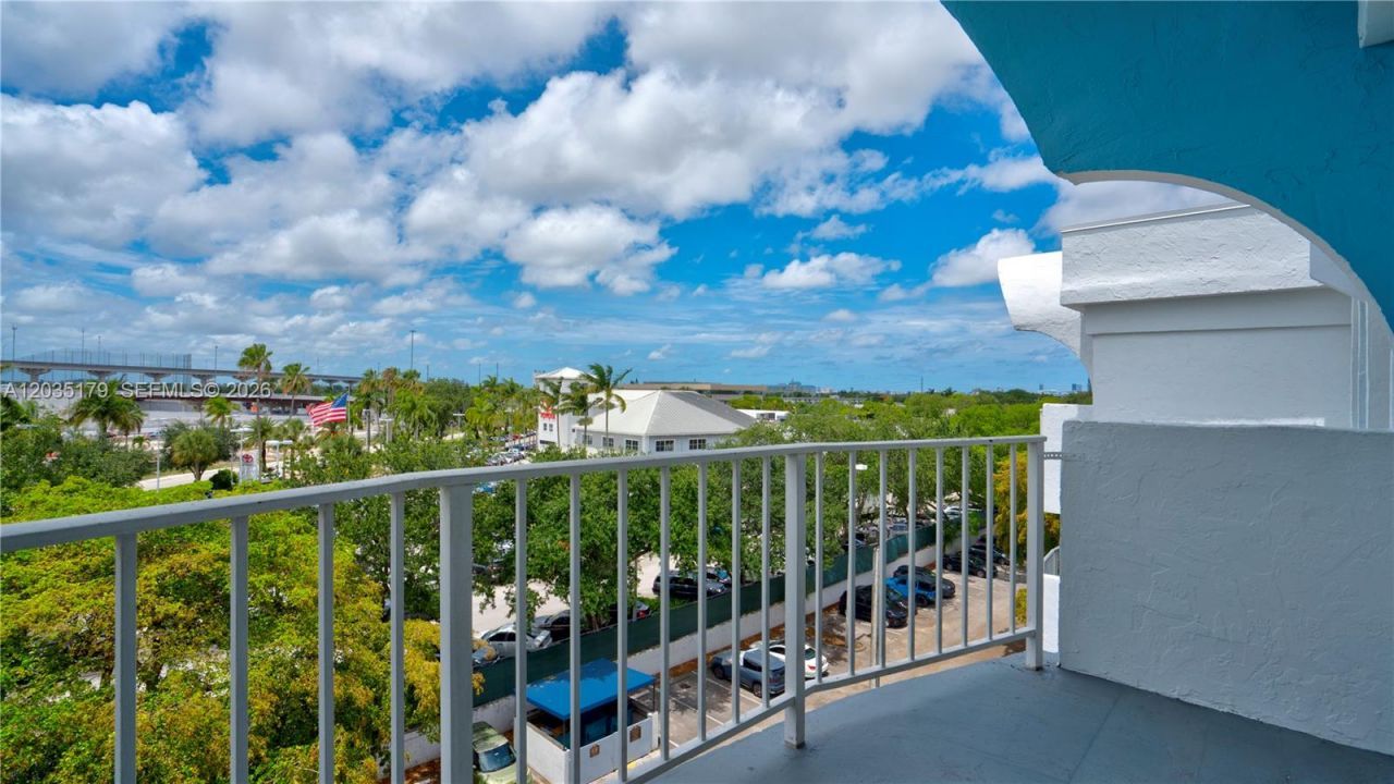 482 NW 165th St Rd , Unit A-605, Miami, FL 33169 Photo