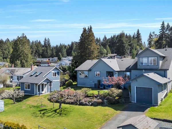 315 Crescent Rd W, Qualicum Beach, BC V9K 1J7
