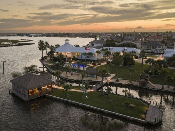 140 BAY HARBOR DR, Aransas Pass, TX 78336