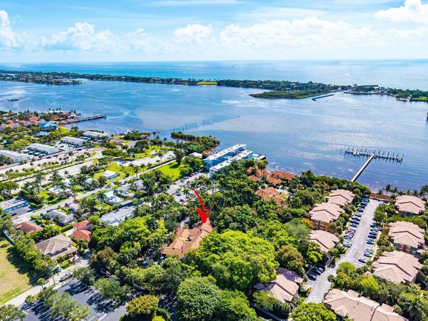16 Via Lago, Boynton Beach, FL 33435