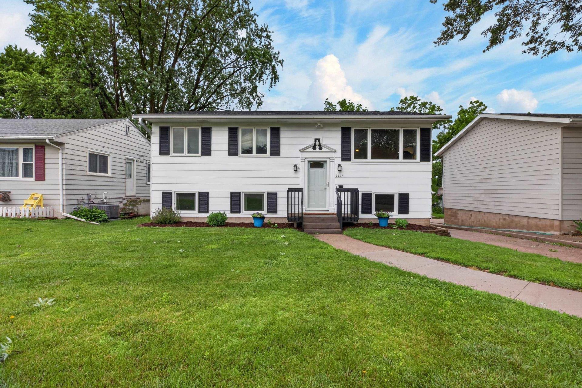 1123 W 9th Street, Cedar Falls, IA 50613 Main Photo