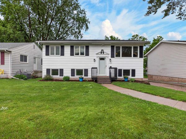 1123 W 9th Street, Cedar Falls, IA 50613
