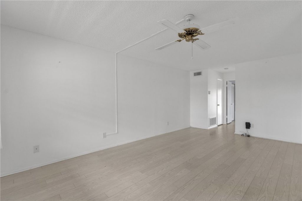 105 Spring Lake Court, Unit 205, Vero Beach, FL 32962 Photo