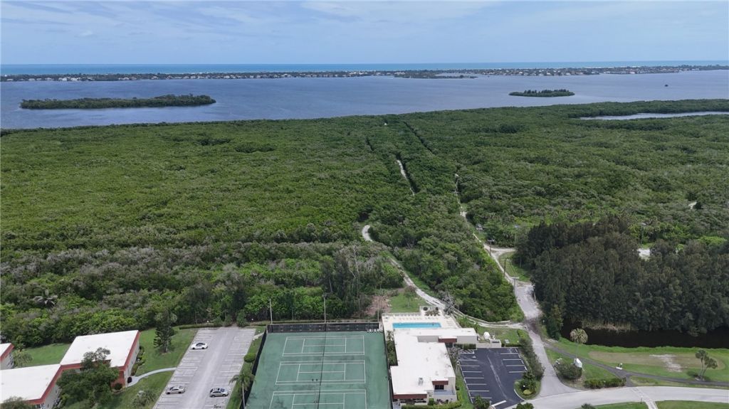 105 Spring Lake Court, Unit 205, Vero Beach, FL 32962 Photo