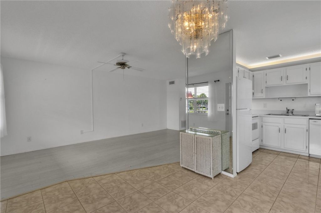 105 Spring Lake Court, Unit 205, Vero Beach, FL 32962 Photo