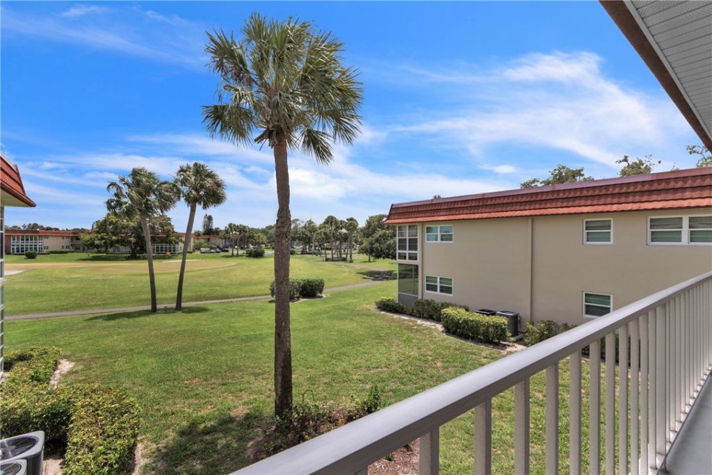 105 Spring Lake Court, Unit 205, Vero Beach, FL 32962 Photo