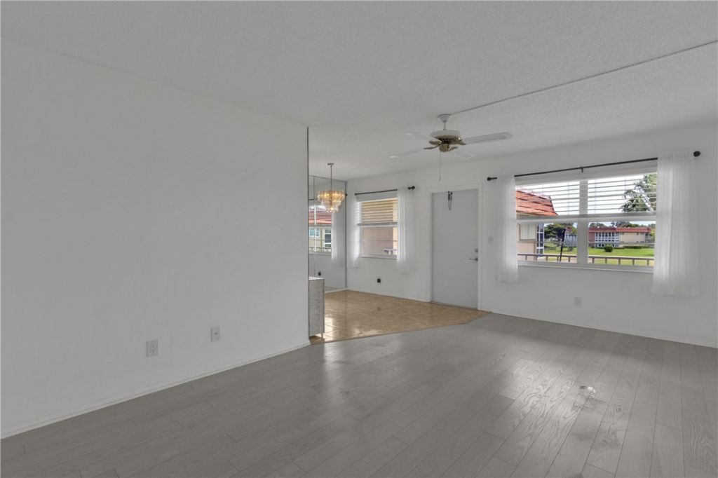 105 Spring Lake Court, Unit 205, Vero Beach, FL 32962 Photo